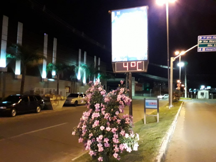 Termômetro defronte ao Criciúma Shopping às 22h deste sábado / Foto: Denis Luciano / 4oito
