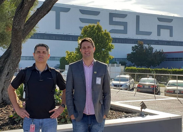 Anderson Pacheco, da Tesla, e Claiton Pacheco, da prefeitura de Criciúma, em visita à empresa em setembro de 2019 / Divulgação