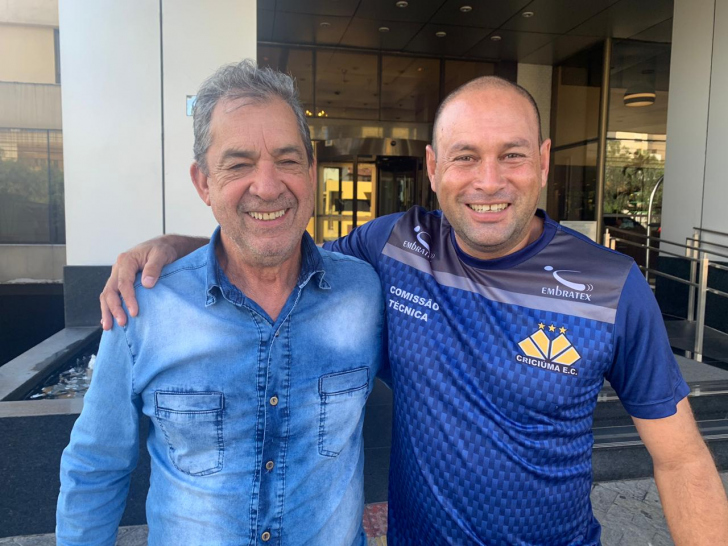 Rogério Maia com o narrador Mário Lima, da Som Maior / Foto: Jota Éder / Timaço / Rádio Som Maior