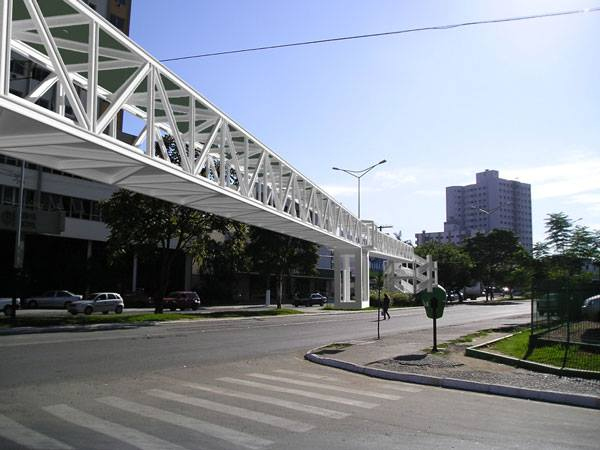 Em 2011 o projeto para a travessia de pedestres era esse. A prefeitura mudou de ideia