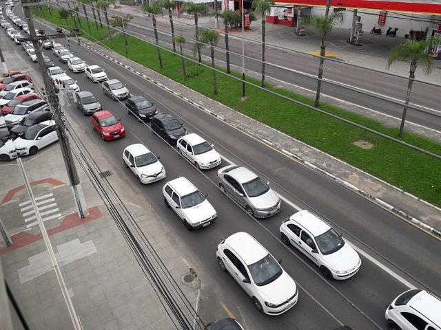 Trânsito lento em vias centrais por falta de energia. O conserto já ocorreu / Foto: Denis Luciano / 4oito