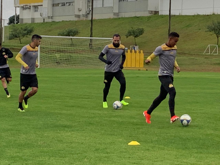 Léo Gamalho treinou entre os reservas / Fotos: Jota Éder / 4oito