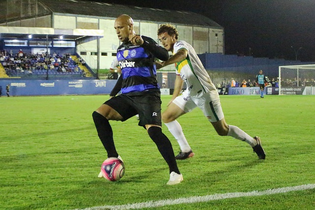 O marcador, de branco, é o zagueiro Ianson, ex-Criciúma e hoje no Brusque / Foto: CA Tubarão / Divulgação