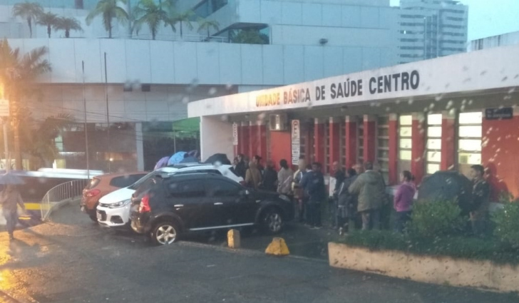 Fila às 5h30min desta sexta defronte à UBS do Centro / Divulgação