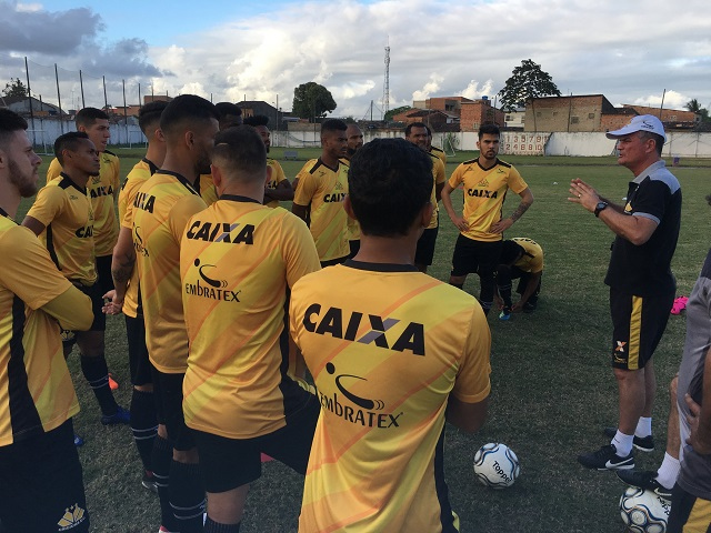 Treinador confirma o time com Carlos Eduardo na direita / Foto: Fernando Ribeiro/Criciúma E.C.