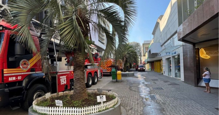 Incêndio no Centro de Criciúma exige resposta rápida dos bombeiros I Foto Edna Schmitz4oito