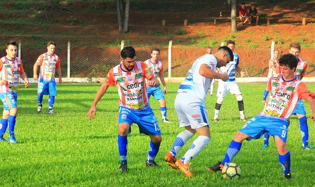 Vila Beatriz, de calções azuis, é o líder do campeonato / Divulgação