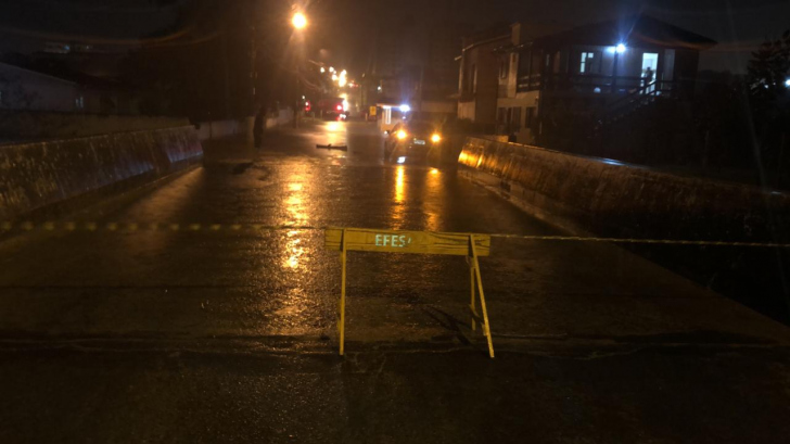 Rua por onde passa o Rio Maina está interrompida na Vila Francesa / Fotos: Jotha Del Fabro / 4oito