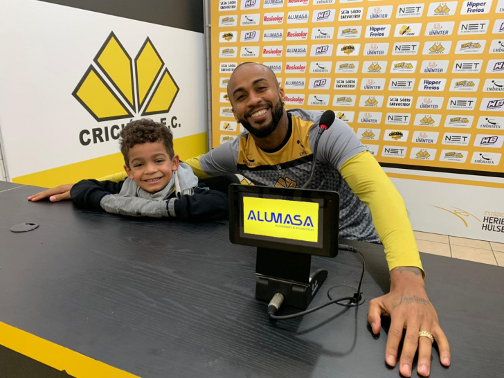 Wesley com seu filho Lian hoje, na Sala de Imprensa / Fotos: Jota Éder / Timaço / Rádio Som Maior