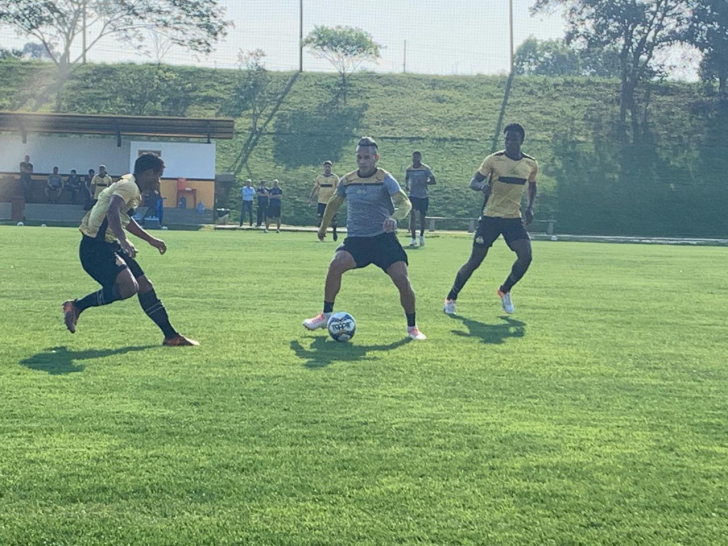 Quarta-feira teve treino entre reservas e juniores (Foto: Jota Éder)