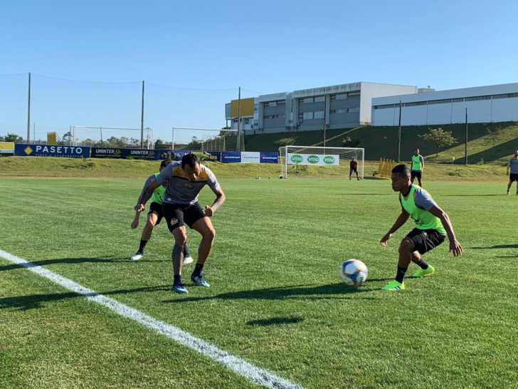 Treino coletivo foi em espaço reduzido nesta quinta (Foto: Jota Éder)