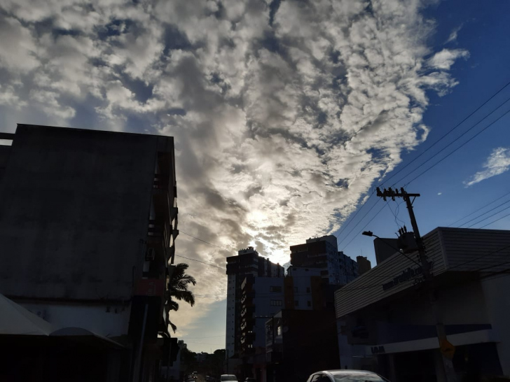 Nuvens encobriram o sol para quem transitava pelo Centro de Criciúma nas primeiras horas da manhã desta terça-feira (Foto: Heitor Araujo)