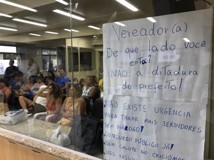 Servidores estiveram na Câmara para protestar contra os projetos encaminhados pela prefeitura