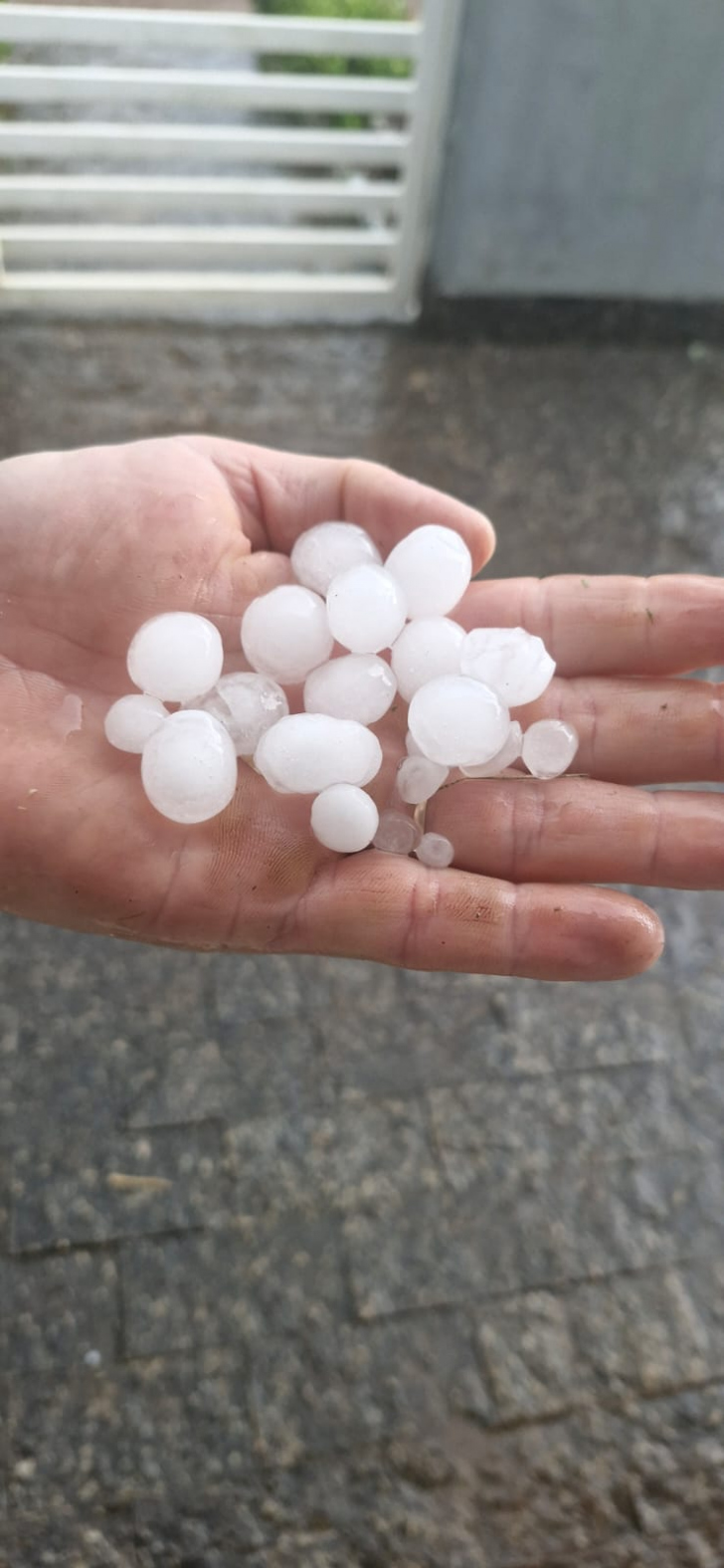 Praia Grande registrou pedras do tamanho de uvas. Foto: Divulgação/Defesa Civil