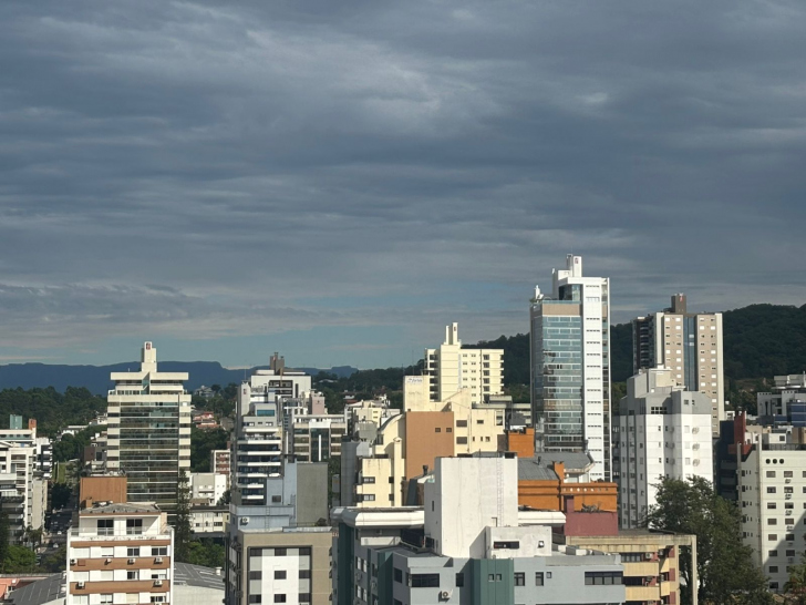 previsão do tempo indica sol entre nuvens/Foto: Sophia Rabelo 4oito