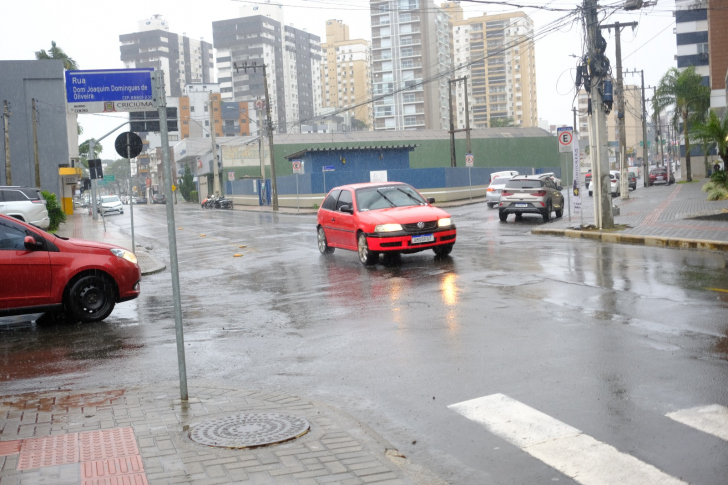Chuva intensa atinge Criciúma e mantém a região Sul de Santa Catarina em alerta | Foto: José Demathé/4oito