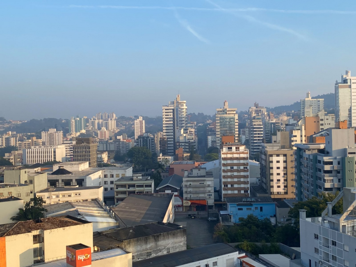 Sol aparece durante a semana antes da mudança no tempo prevista para o fim de semana | Foto: Lucas Mackowieski/4oito