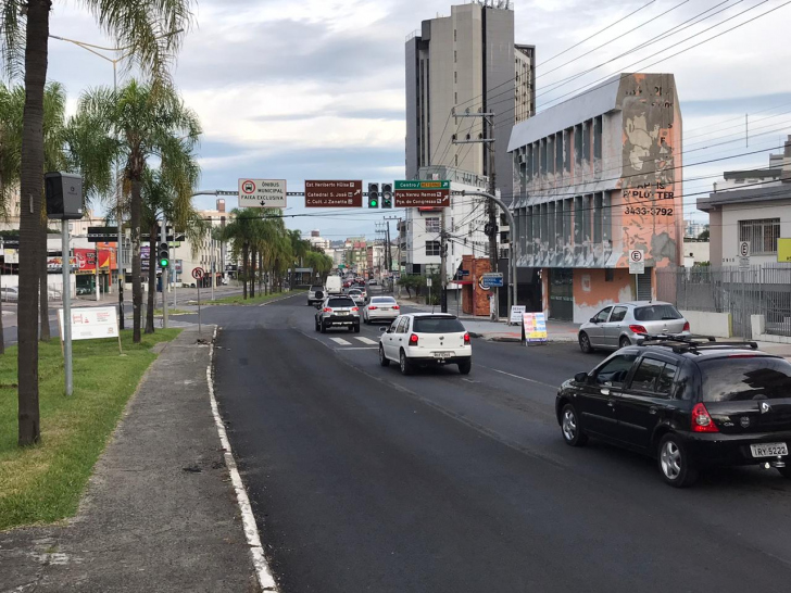 Nesta segunda-feira, Avenida Centenário amanheceu com trânsito maior (Foto: Guilherme Nuernberg)