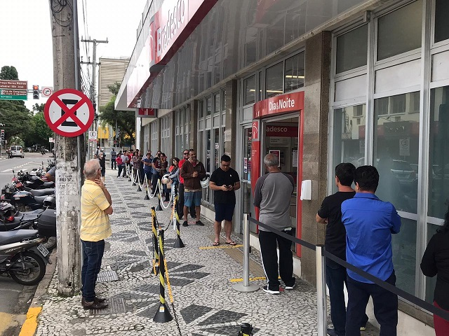 Agência do Centro também registrou grande movimentação. Foto: Guilherme Nuernberg / 4oito