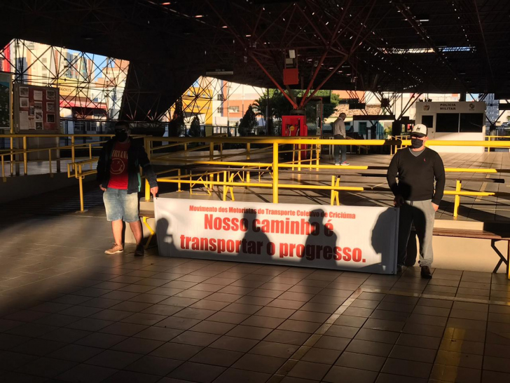 Temendo demissões, funcionários do transporte protestaram nesta quarta-feira (Foto: Guilherme Nuernberg)