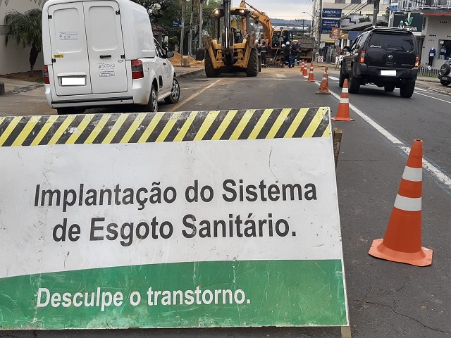 Trânsito bloqueado na Rua Desembargador Pedro Silva. Fotos: Marciano Bortolin/4oito
