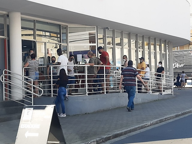 Muitas pessoas aguardando atendimento em uma agência bancária da área central de Criciúma. Fotos: Marciano Bortolin / 4oito