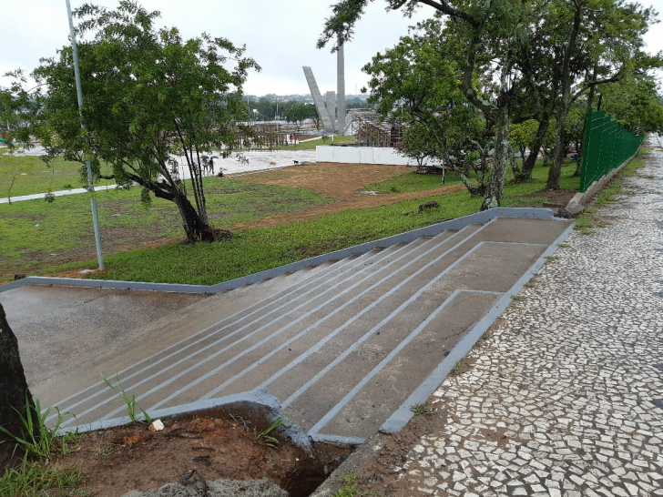 Devido a problemas com a empresa responsável, cercamento ainda não foi concluído (Foto: Heitor Araujo)