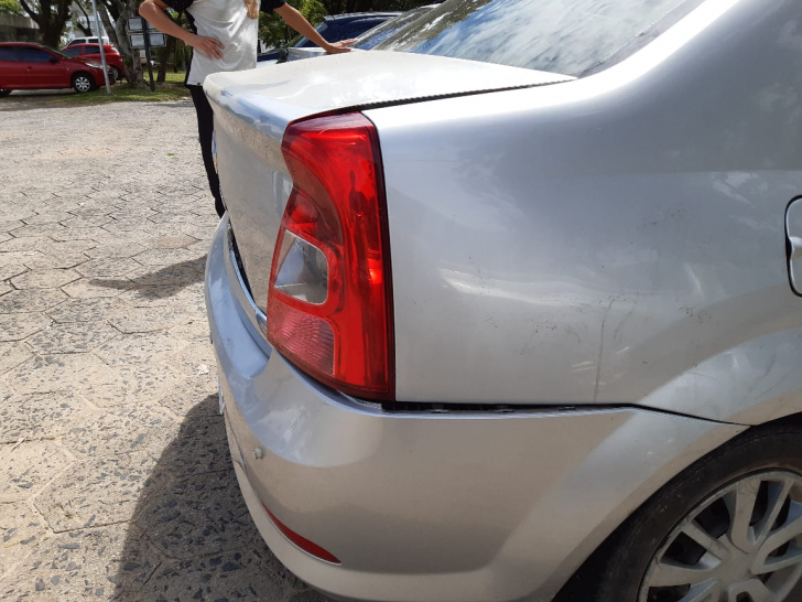 Carro da vítima desta segunda-feira foi batido durante a tentativa de assalto (Foto: Heitor Araujo)