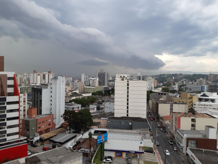 Dia passou nublado em Criciúma e chuva deve chegar (Foto: Heitor Araujo)