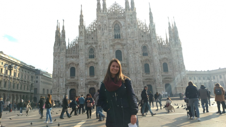 Júlia na Catedral de Milão, principal cartão postal da capital da Lombardia (Foto: Arquivo Pessoal)