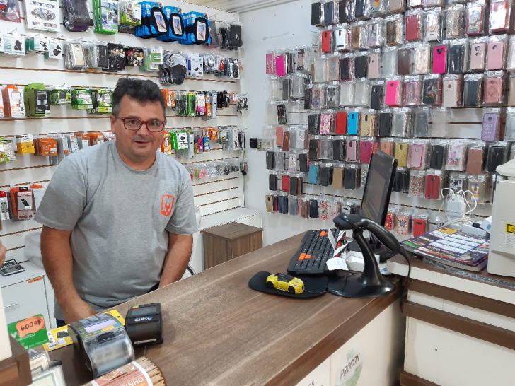 Eduardo Evaristo preveniu-se e fez estoque, mas peças podem faltar no próximo mês (Foto: Heitor Araujo)