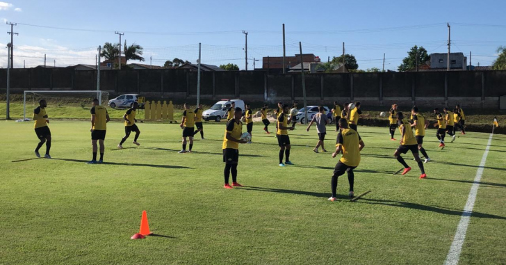 Gianezini não treinou com os titulares (Foto: Marco Búrigo / Timaço / Rádio Som Maior)