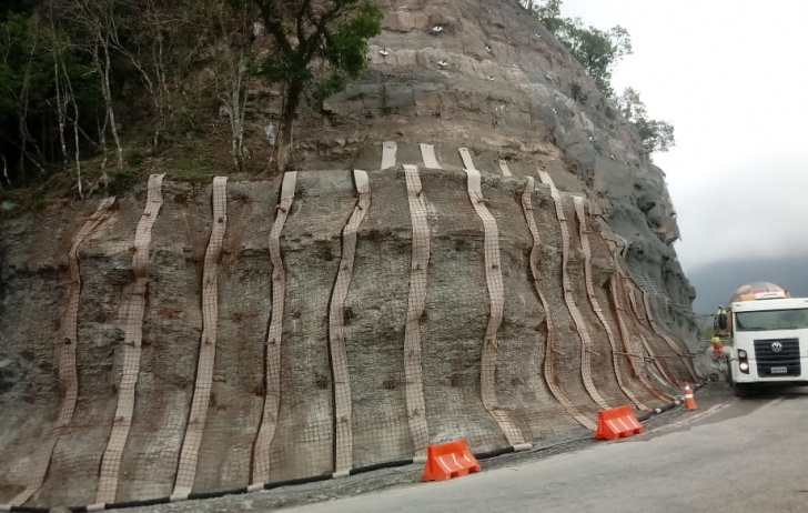 Trabalho de contenção realizado nas encostas da Serra do Rio do Rastro. Fotos: Divulgação/4oito