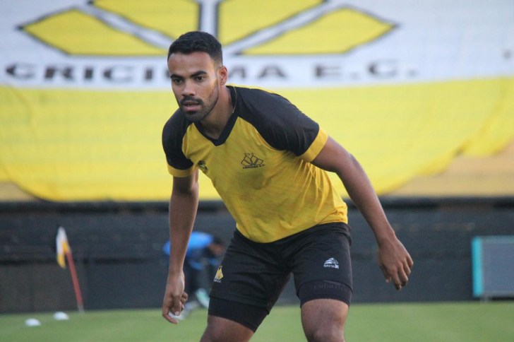 Adenilson está entre os pendurados (Foto: Celso da Luz / Criciúma EC)