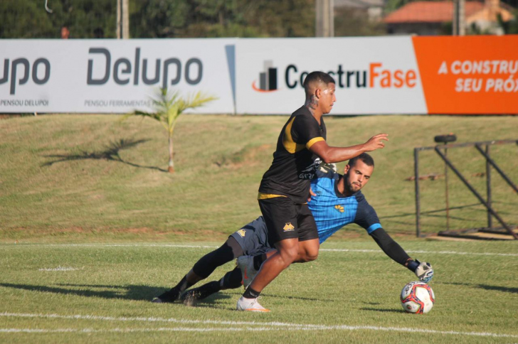 Marcus Índio no um contra um com Diego (Foto: Celso da Luz / Criciúma EC)