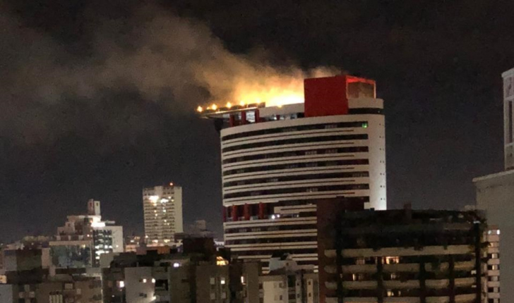 Fumaça acabou subindo pelo duto de exaustão, sendo iluminada pelos refletores no alto do edifício. Conforme os Bombeiros, incêndio foi registrado somente em painéis de telefonia e internet do subsolo. Foto: Divulgação