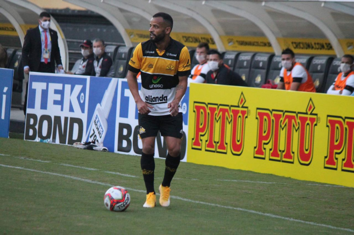 Hélder tem uma assistência com a camisa do Tigre (Foto: Celso da Luz / Criciúma EC)