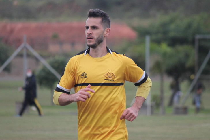 Fellipe Mateus voltou a treinar com bola nesta quarta-feira (Foto: Celso da Luz / Criciúma EC)