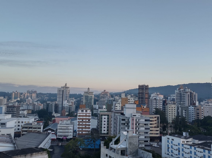 Amanhecer em Criciúma nesta sexta-feira (Foto: Heitor Araujo / 4oito)