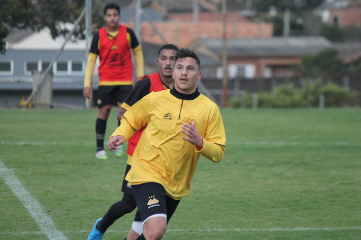 Warley fez dois gols em jogo-treino desta quinta-feira (Foto: Celso da Luz / Criciúma EC)