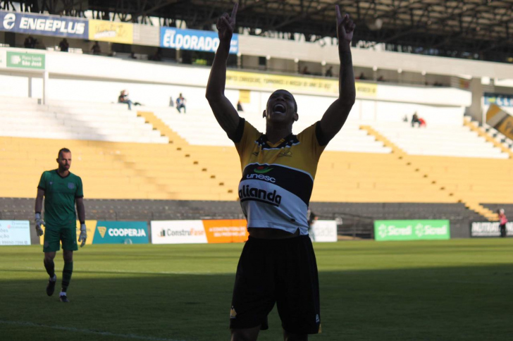 Hygor comemorando gol contra o Figueirense (Foto: Celso da Luz / Criciúma EC)