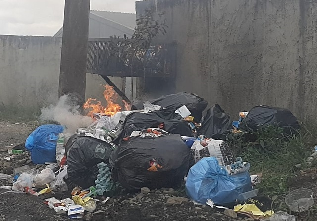 Portal 4oito flagrou fogo em lixo em um bairro de Criciúma. Foto: Marciano Bortolin/4oito