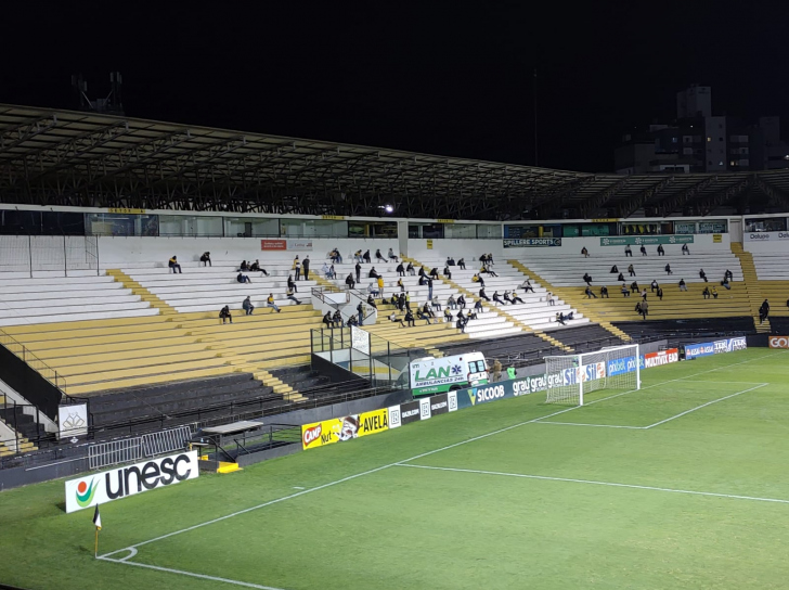 Contra o Hercílio Luz, Majestoso recebeu menos de 500 torcedores (Foto: Heitor Araujo / 4oito)