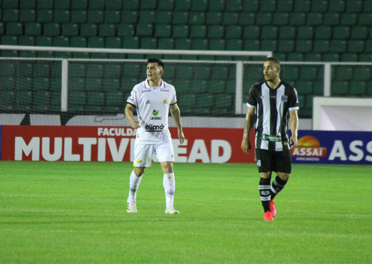 Léo Costa começou jogando contra o Figueirense na Série C (Foto: Celso da Luz / Criciúma EC)