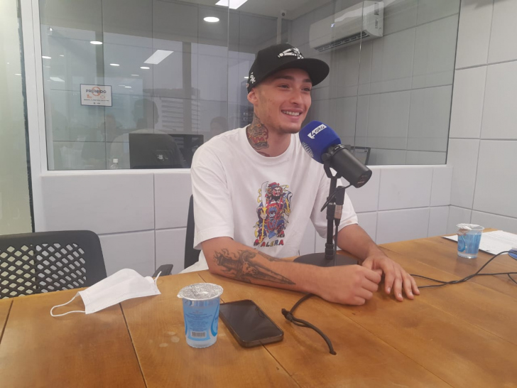 Pedro Quintas em visita ao estúdio da Rádio Som Maior (Foto: Marciano Bortolin / 4oito)