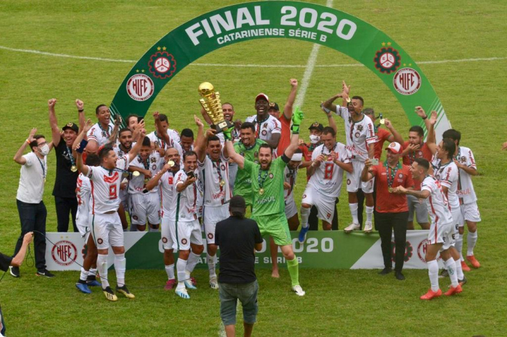 Volpato, com a taça na mão, é um dos que permanece no clube (Foto: Lucas Colombo / MC10)