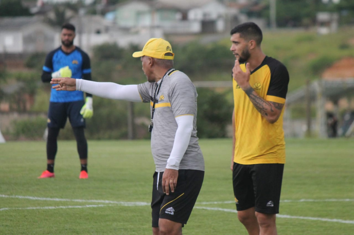 Hemerson Maria em treino tático no CT Antenor Angeloni (Foto: Celso da Luz / Criciúma EC)