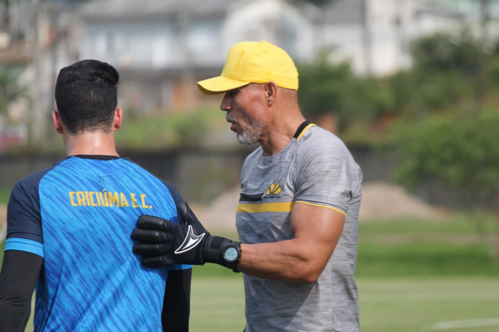 Bira Melo orienta o jovem Murilo em treinamento (Foto: Celso da Luz / Criciúma EC)