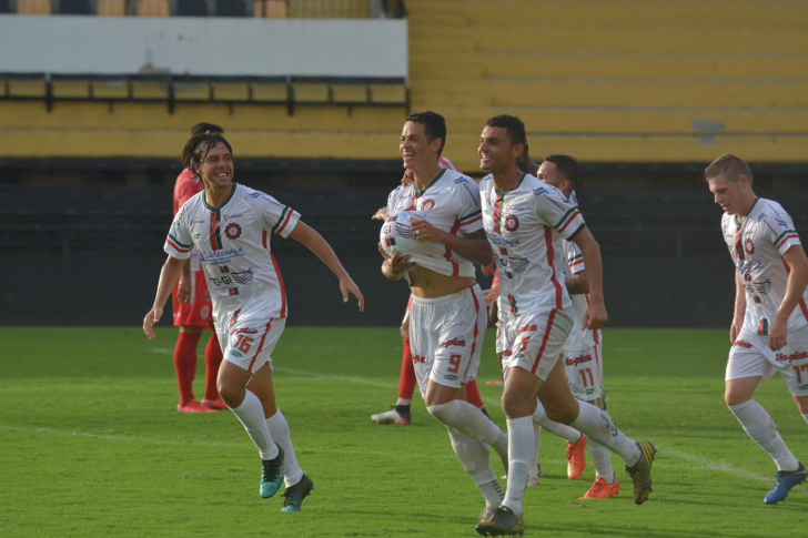 Maicon Santana comemora gol sobre o Hercílio Luz (Foto: Lucas Colombo / EC Próspera)