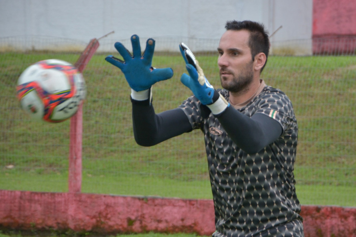 Roberto em treino no Mário Balsini (Foto: Lucas Colombo / EC Próspera)